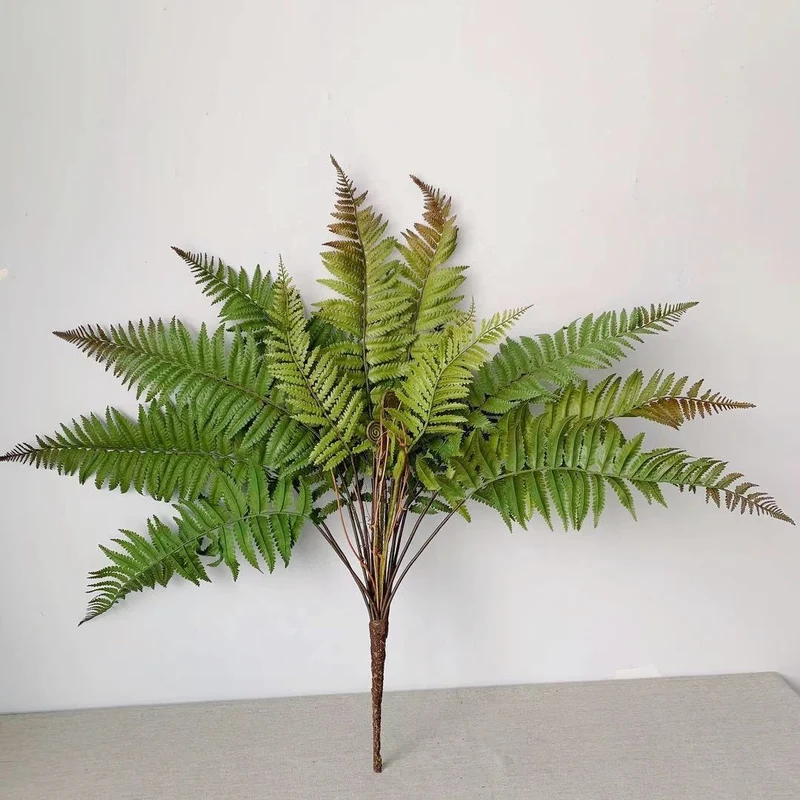Lebensnahe Farnblattarrangement