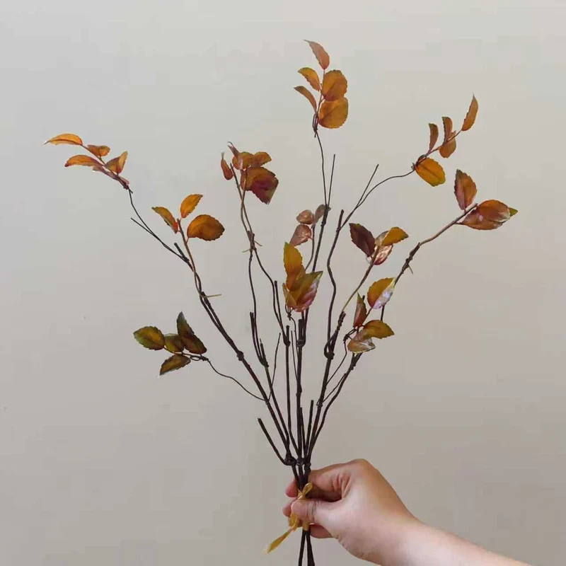 Lebensechte dekorative Zweigarrangement