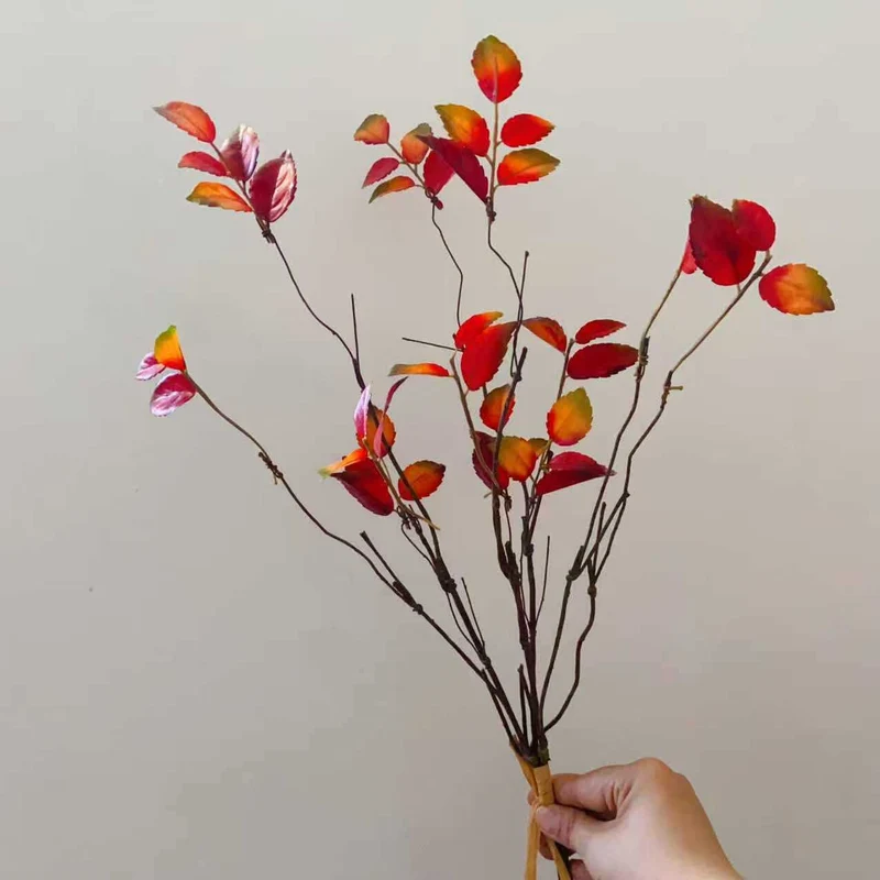 Lebensechte dekorative Zweigarrangement