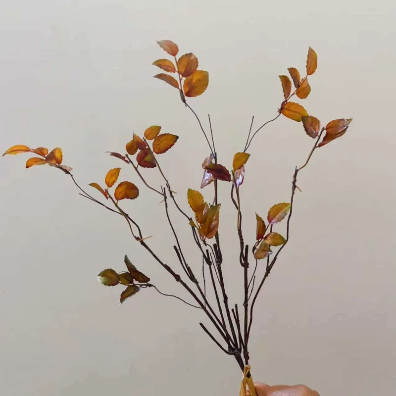 Lebensechte dekorative Zweigarrangement