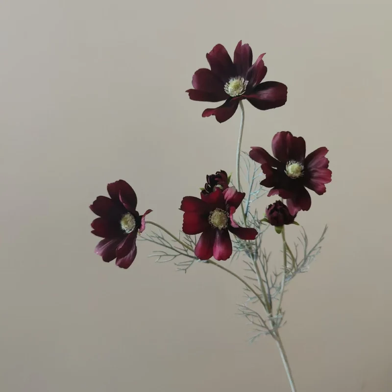 Lebensechte Cosmos-Blume Stiel