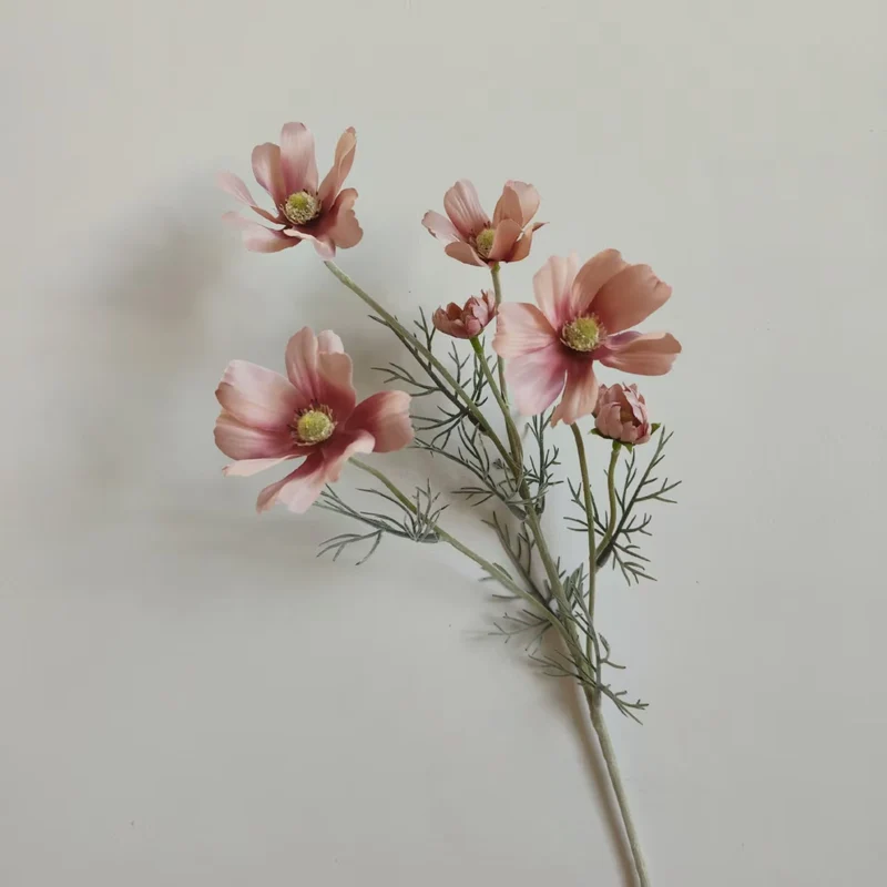 Lebensechte Cosmos-Blume Stiel