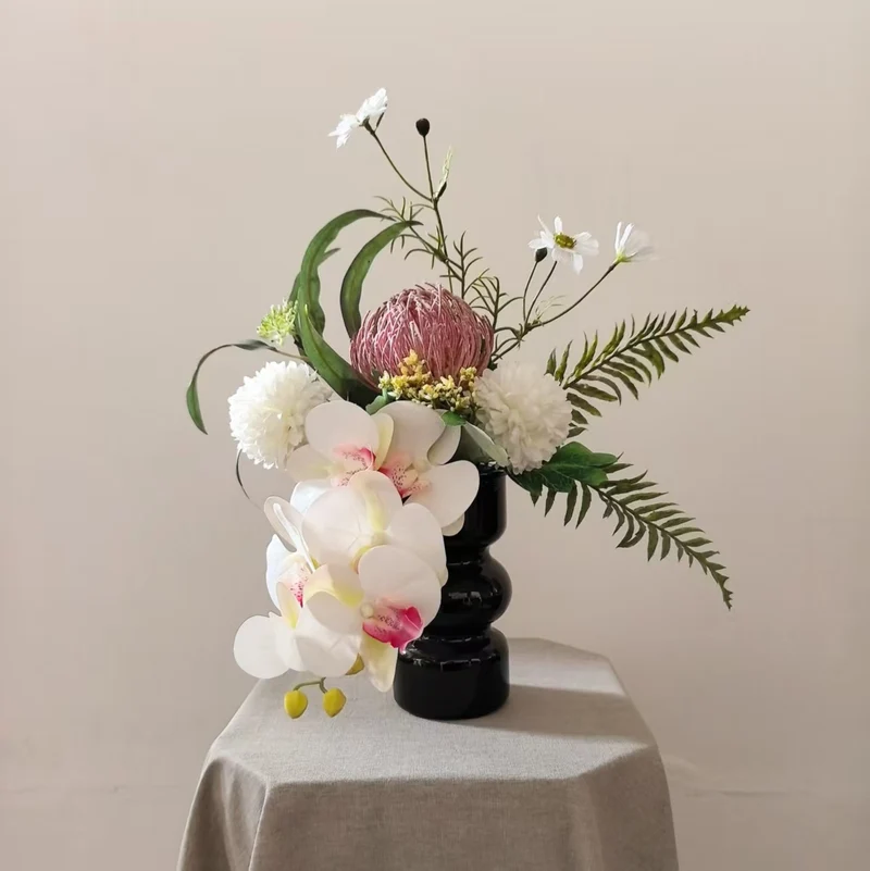 Lebensechte botanische Blumenarrangement