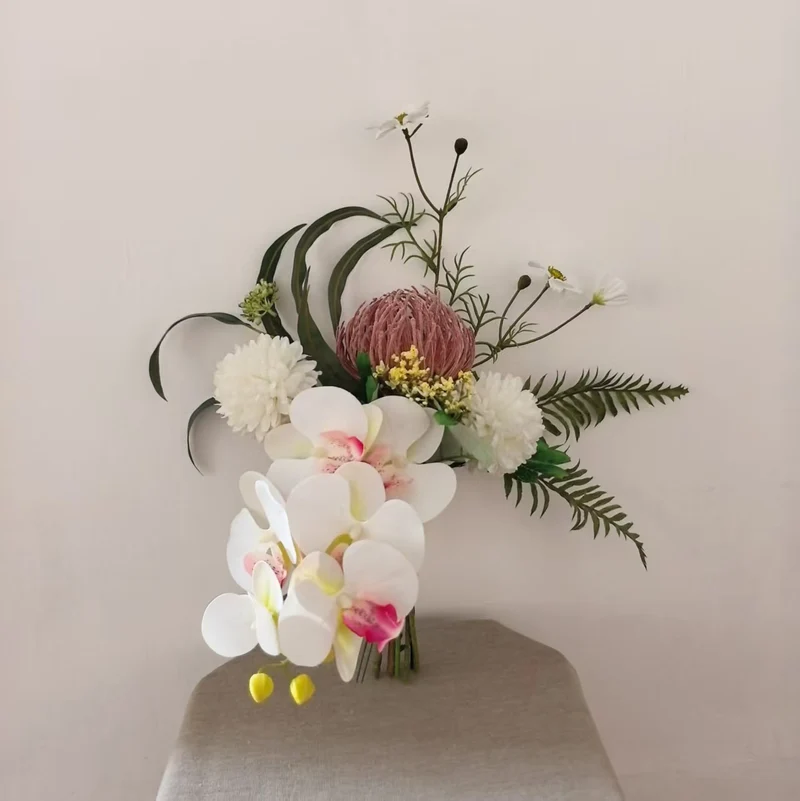Lebensechte botanische Blumenarrangement