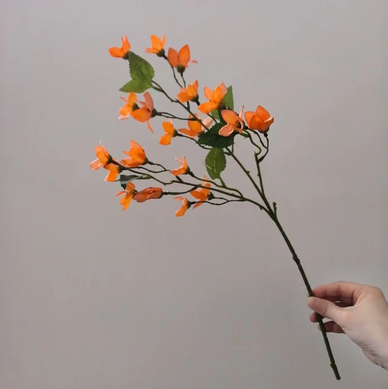 Lebensechte blühende Blumenstängel
