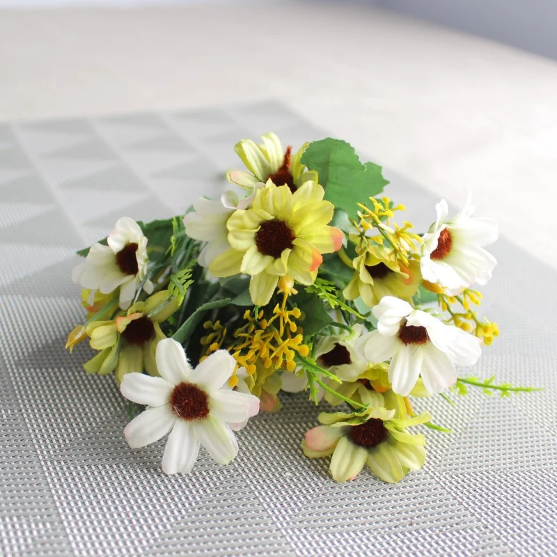 Lebensechter künstlicher Blumenstrauß