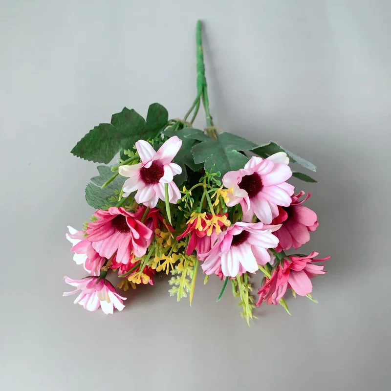 Lebensechter künstlicher Blumenstrauß