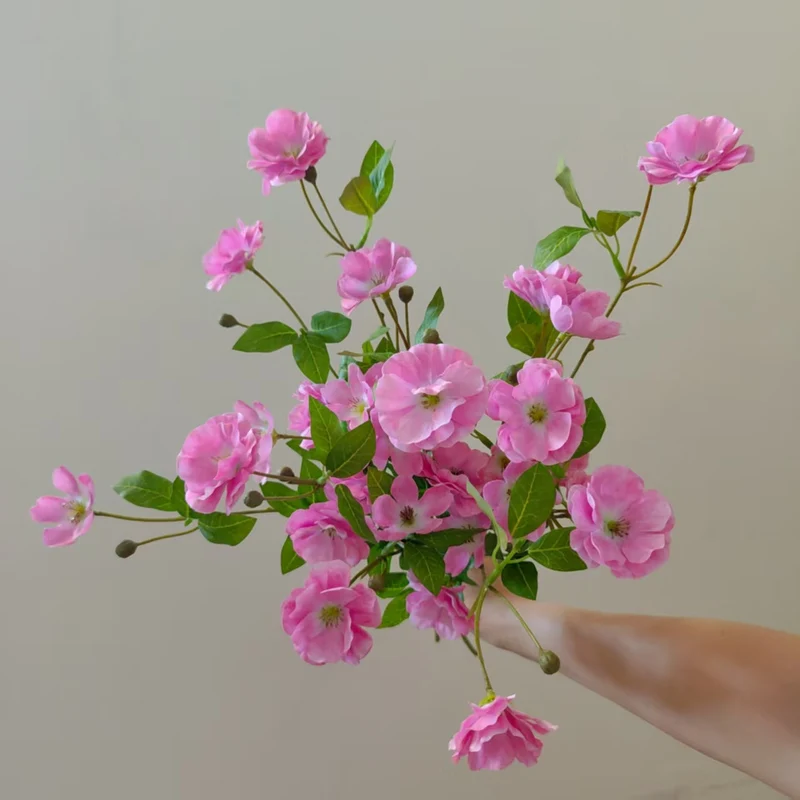 Künstlicher Blumenstängel mit lebensechten Blüten