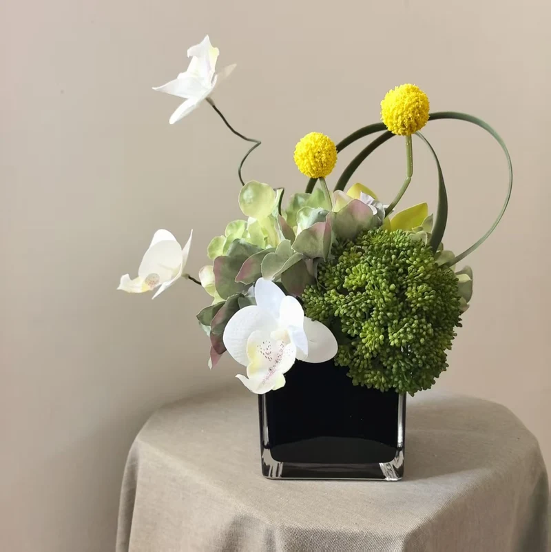 Elegante falsche Blumenanordnung