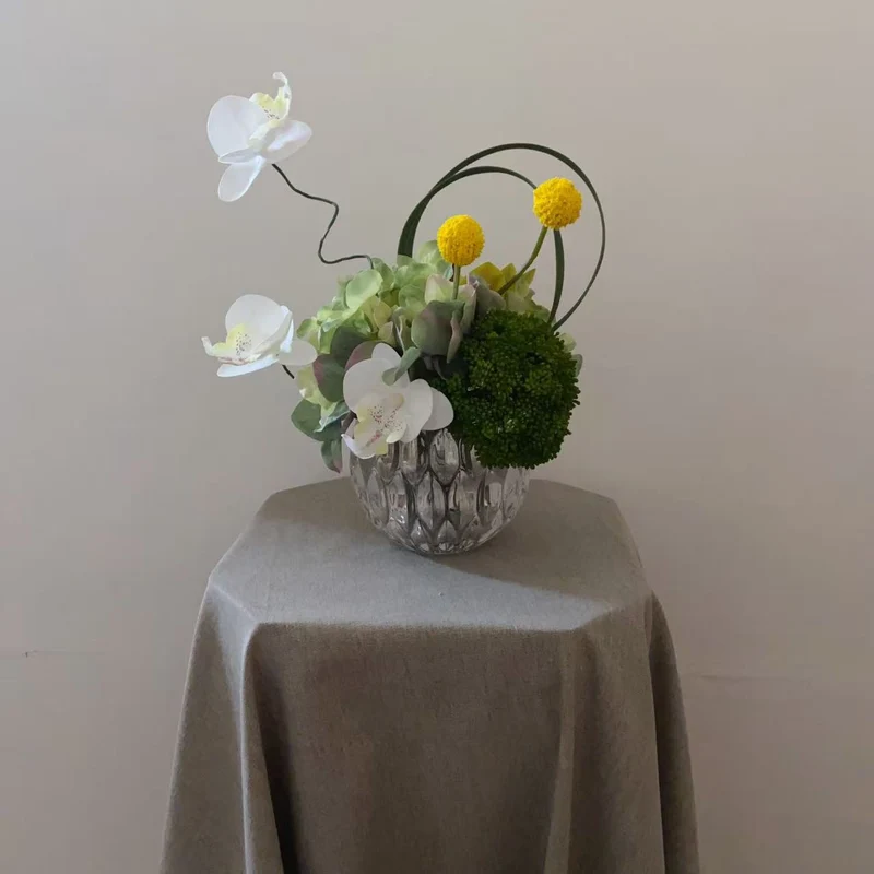 Elegante falsche Blumenanordnung