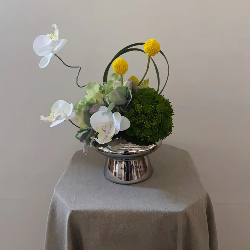 Elegante falsche Blumenanordnung
