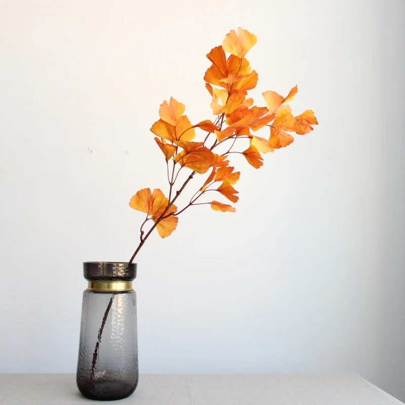 Dekorative Ginkgo-Blatt-Anordnung