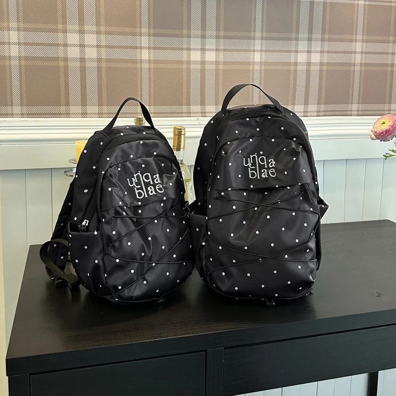 Stylischer leichter gepunkteter Rucksack Karnz