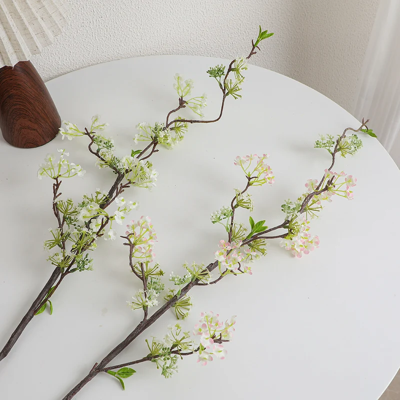 Natürlicher Kunstblütenzweig mit detaillierten Blüten Karnz