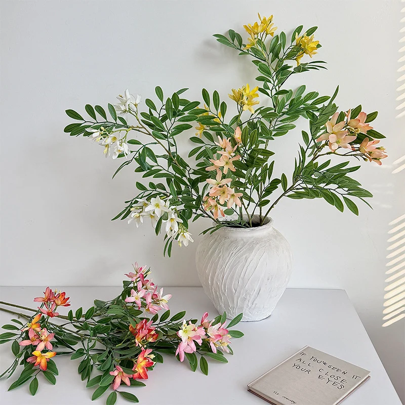 Dekorativer Kunstblütenzweig mit zarten Blüten Karnz
