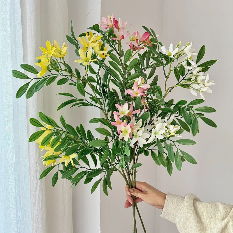 Dekorativer Kunstblütenzweig mit zarten Blüten Karnz