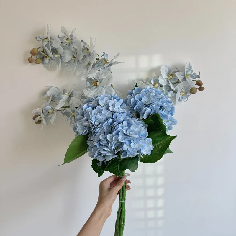Luxuriöser Kunstblumenstrauß mit blühenden Orchideen Karnz