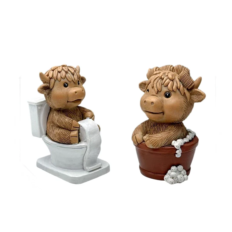 Lustige Dekofigur eines Hochlandrinds auf Toilette Karnz