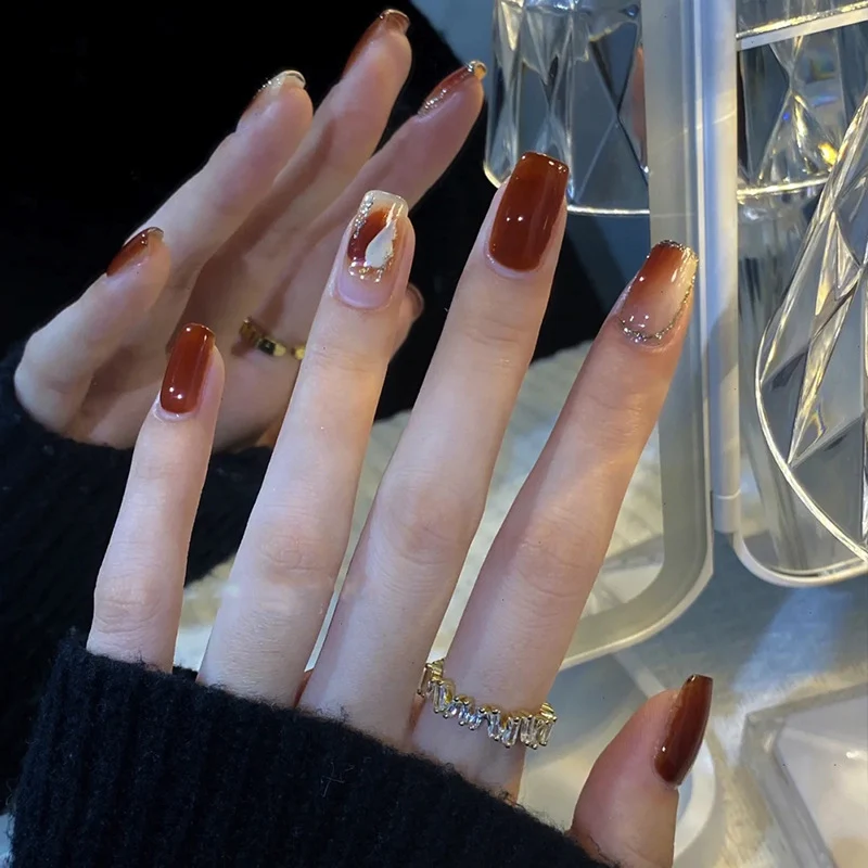 Elegante glänzende Press-On Nägel mit goldenen Glitzerakzenten Karnz