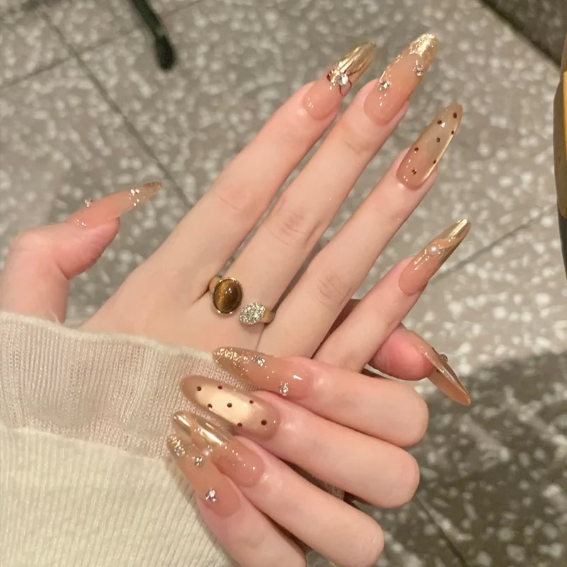 Elegantes Gel Press-On Nagelset Karnz