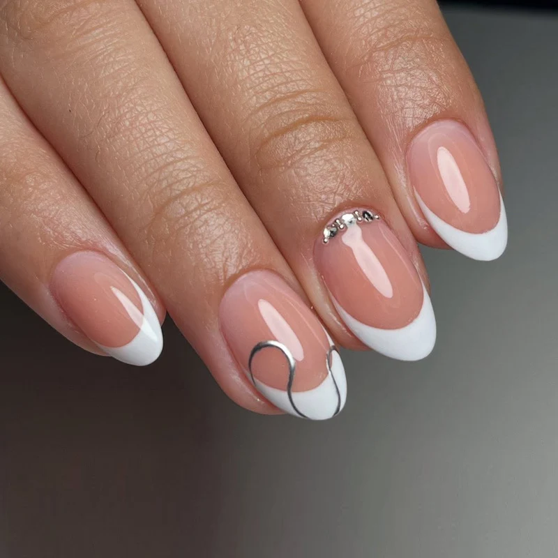 Elegante French Tip Press-On Nagelset mit dekorativen Akzenten Karnz