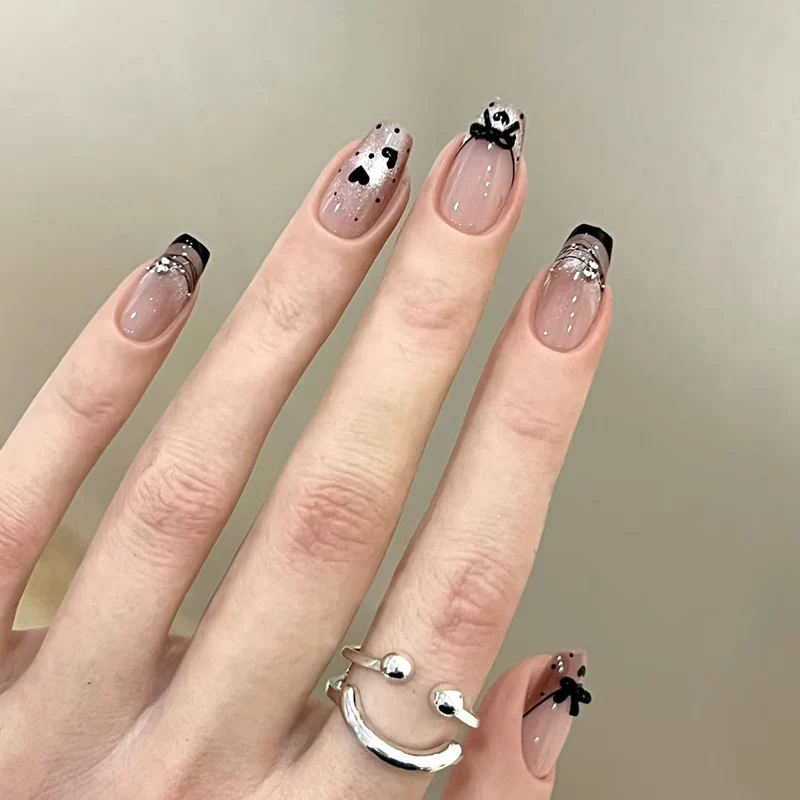 Dekoratives Press-On-Nagelset mit Stern- und Schleifenmotiven Karnz