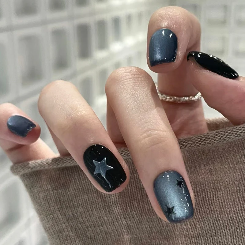 Dekoratives Press-On-Nagelset mit Stern- und Schleifenmotiven Karnz