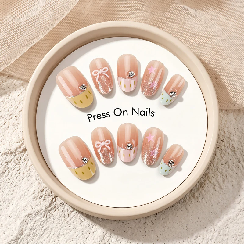 Dekoratives Press-On-Nagelset mit Stern- und Schleifenmotiven Karnz