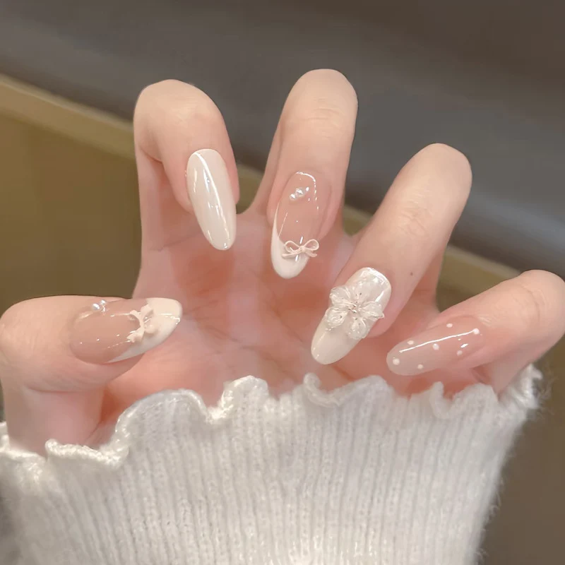 Dekorativer Press-On Nagelset mit Glitter und Strassakzenten Karnz