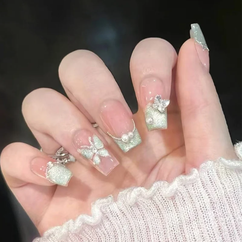 Dekorativer Press-On Nagelset mit Glitter und Strassakzenten Karnz