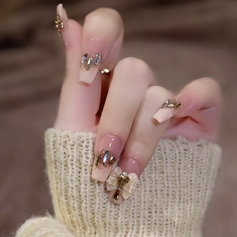 Dekorative Press-On Nagelkunst mit eleganten schwarzen Spitzen Karnz