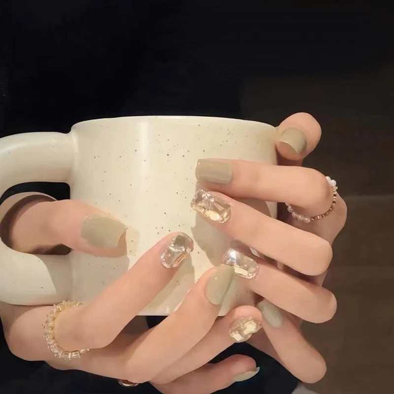 Dekorative Press-On Nagelkunst mit eleganten schwarzen Spitzen Karnz