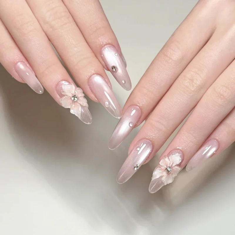 Dekorative Press-On Nagelkunst mit Schleifen- und Edelsteinakzenten Karnz