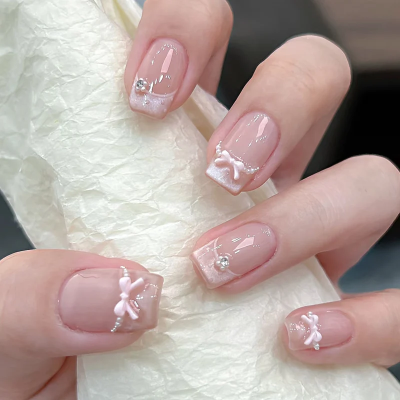 Dekorative Press-On Nagelkunst mit Schleifen- und Edelsteinakzenten Karnz