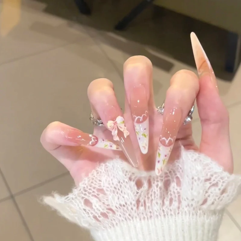 Dekorative elegante Press-On-Nagelspitzen mit floralen Verzierungen Karnz