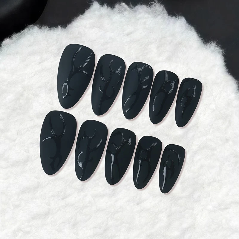 Künstlerisches Stiletto-Nageldesign mit glänzendem Finish Karnz