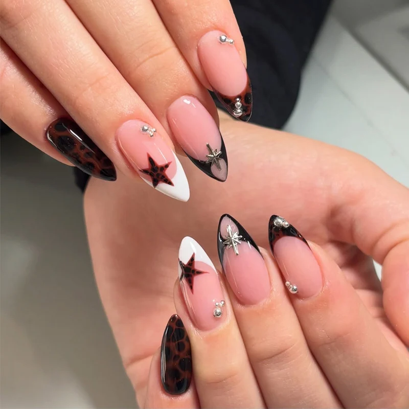 Künstlerischer mit Sternen verzierten Press-On Nagelset Karnz