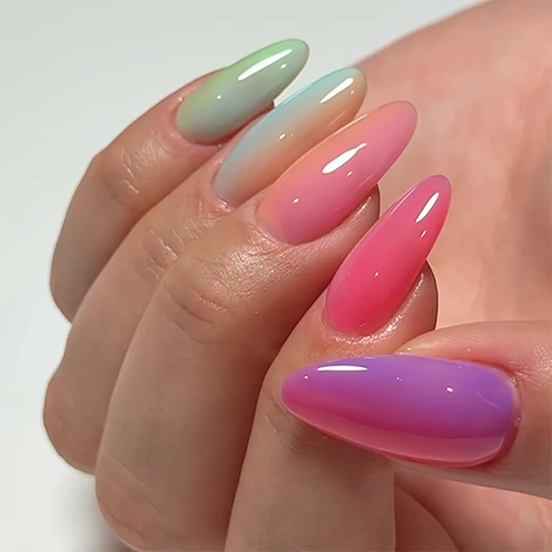 Kunstnagelset mit verschiedenen eleganten Formen Karnz