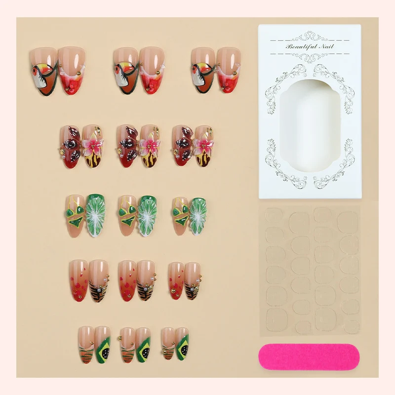 Kunstnagelset mit tropischen Motiven und eleganten Details Karnz