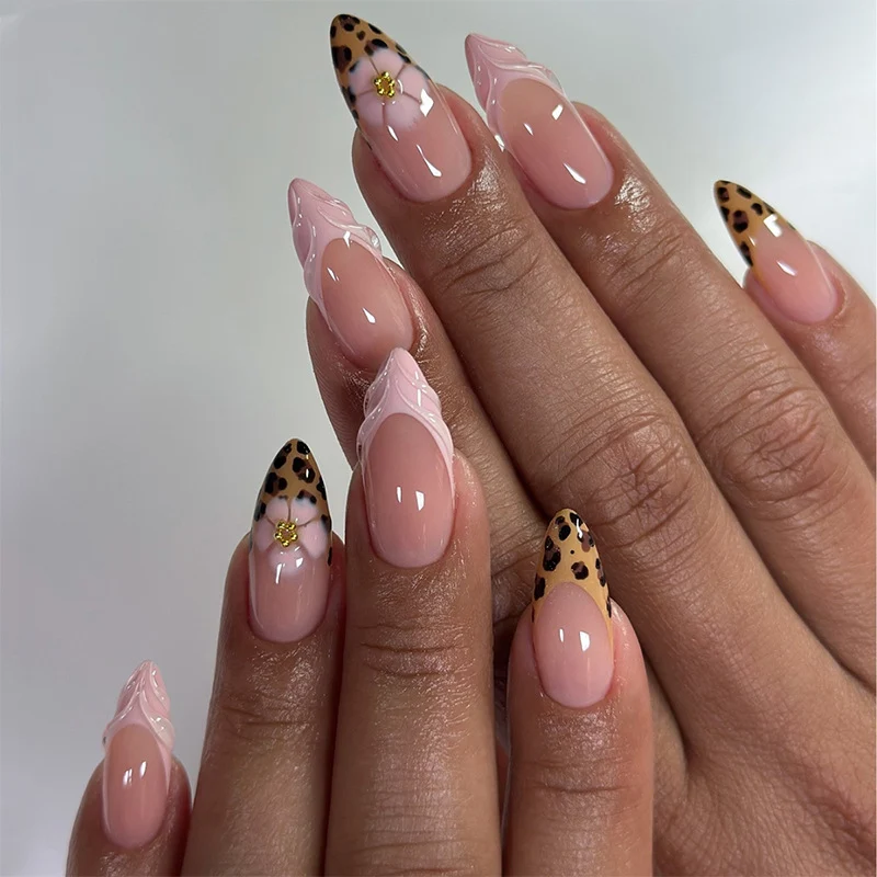 Kunstnagelset mit trendigen Leoparden-Design und eleganten Akzenten Karnz