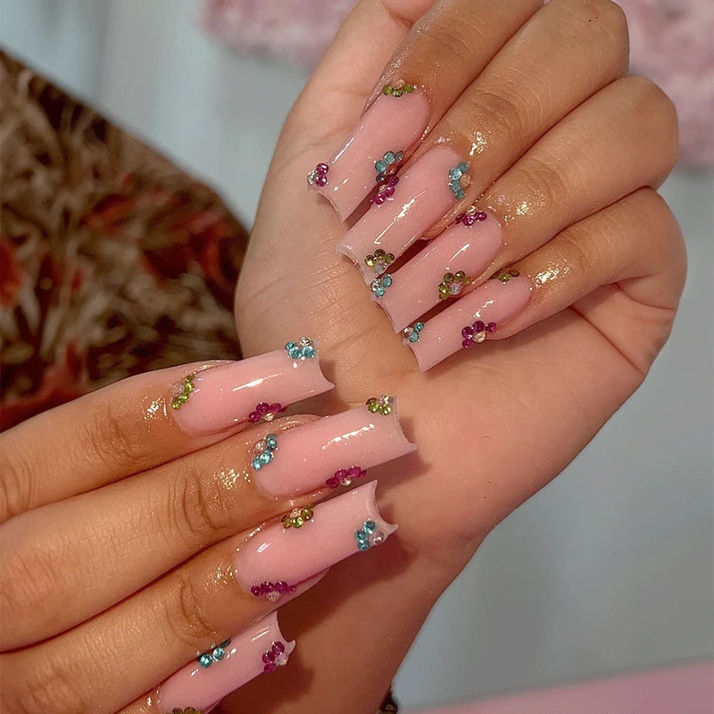 Kunstnagelset mit strassbesetzten Akzenten Karnz