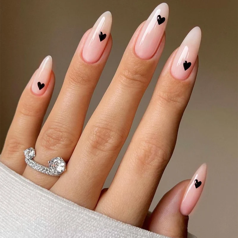Kunstnagelset mit stilvollen Herzdesigns Karnz