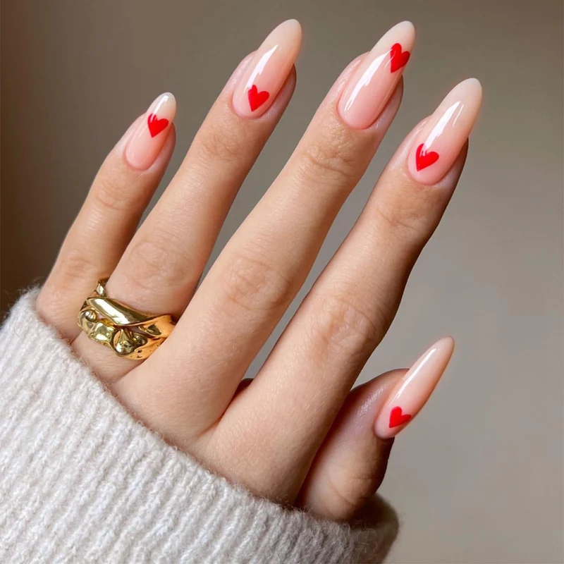 Kunstnagelset mit stilvollen Herzdesigns Karnz