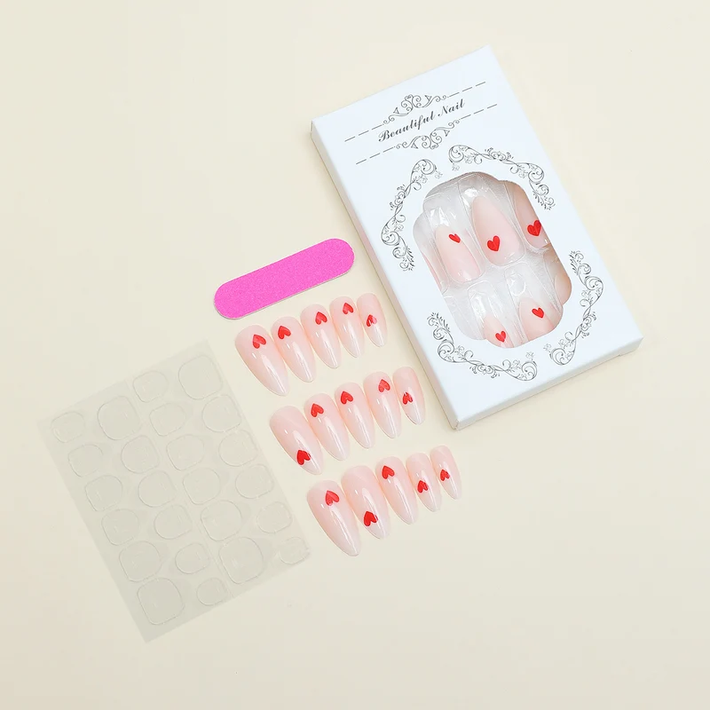 Kunstnagelset mit stilvollen Herzdesigns Karnz