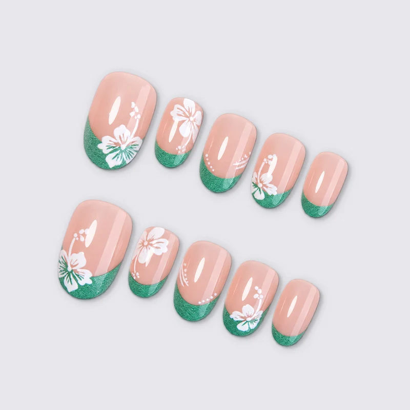 Kunstnagelset mit stilvollen floralen Akzenten Karnz
