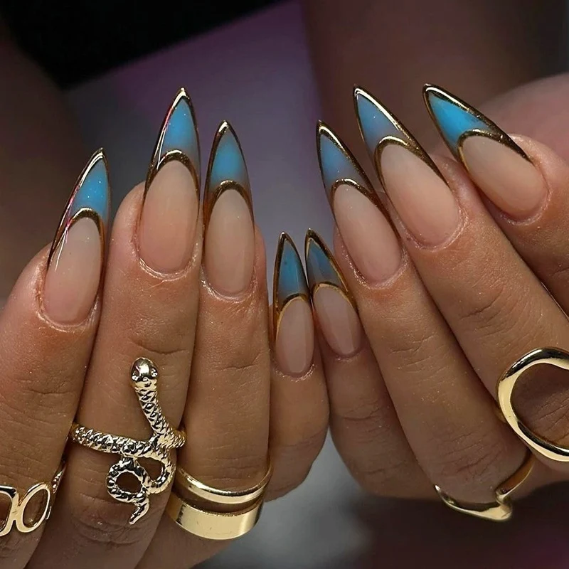 Kunstnagelset mit stilvollen, asymmetrischen Designs Karnz