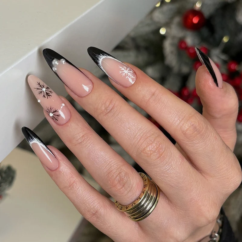Kunstnagelset mit stilvollem Winterdesign Karnz