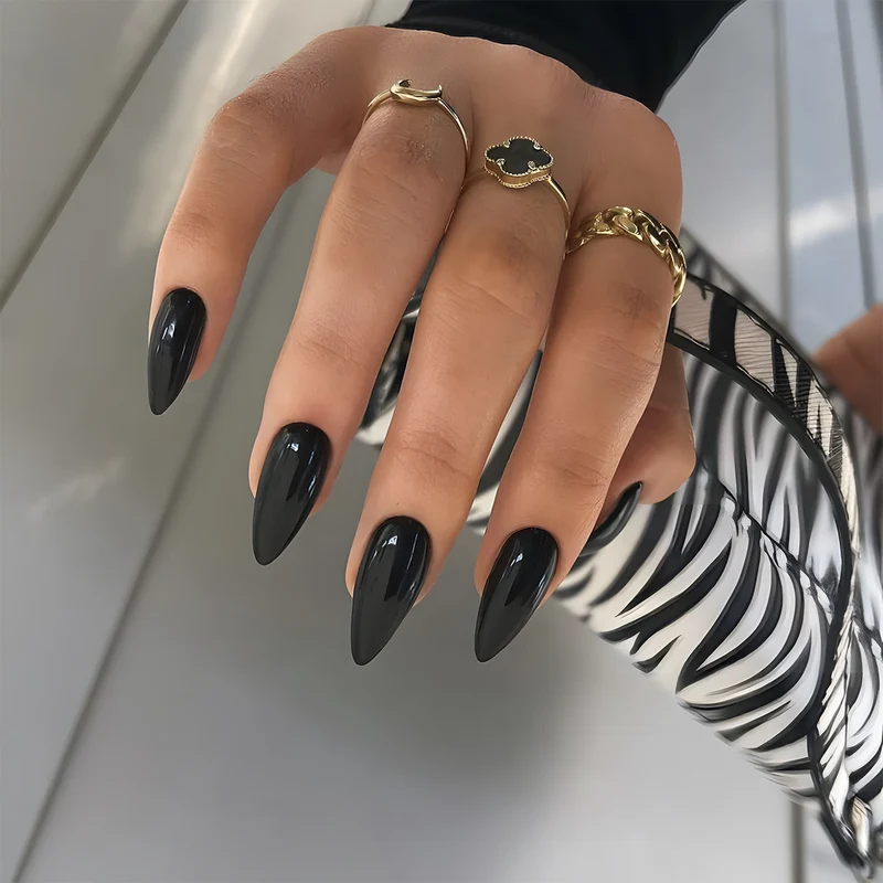 Kunstnagelset mit stilvollem, spitzen Design Karnz