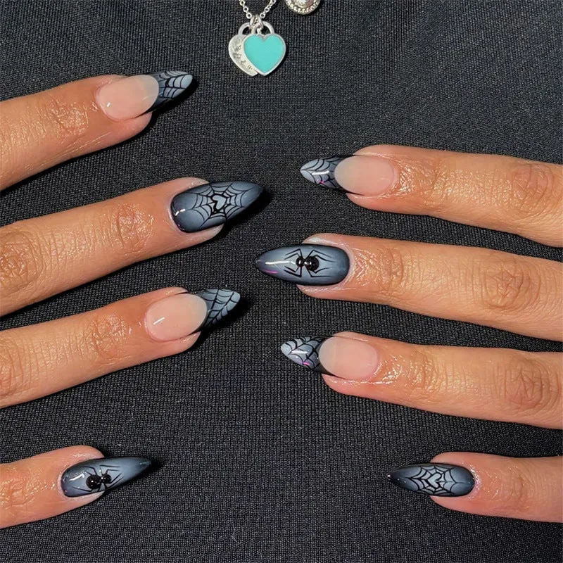 Kunstnagelset mit stilvollem Spinnenmotiv Karnz