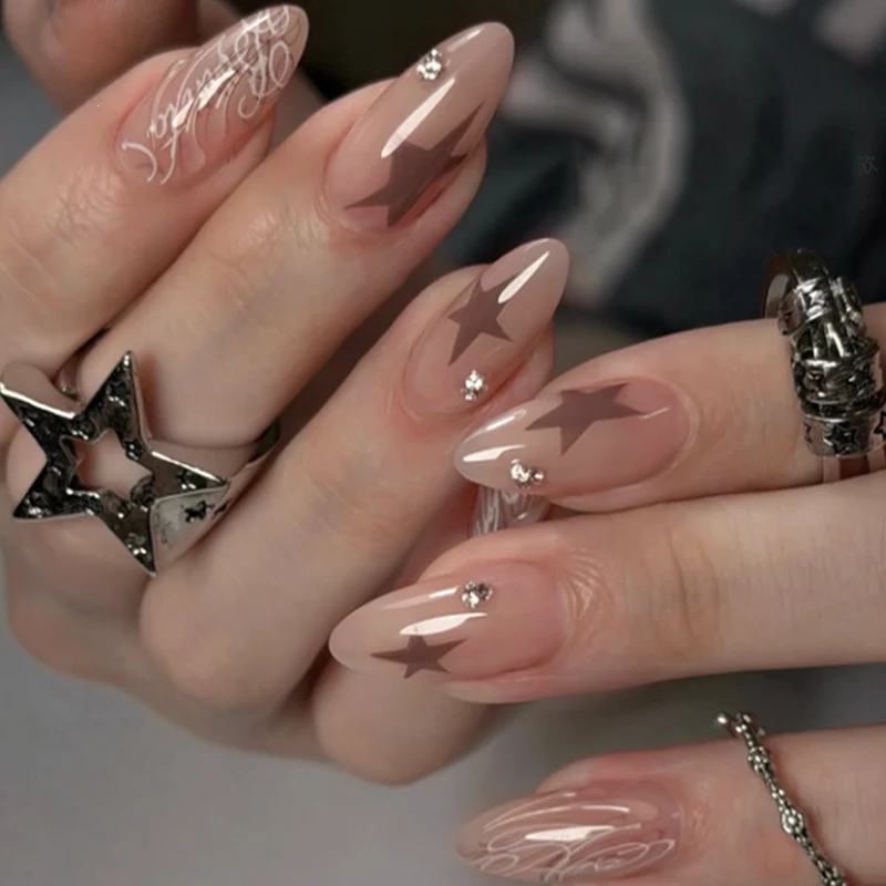 Kunstnagelset mit Sternen- und Glitzerakzenten Karnz